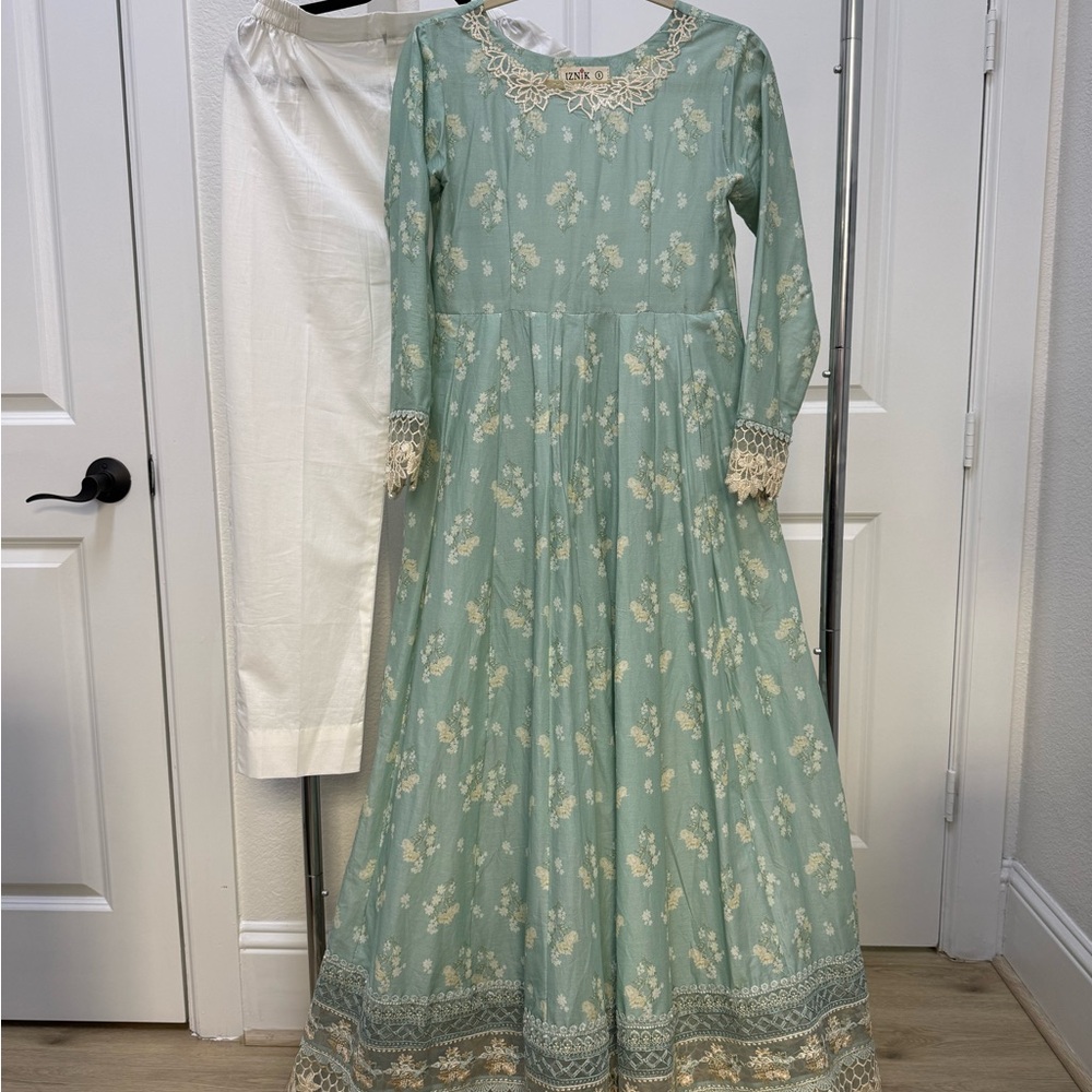 Two Piece Printed Lawn Pishwas Suit Iznik XS